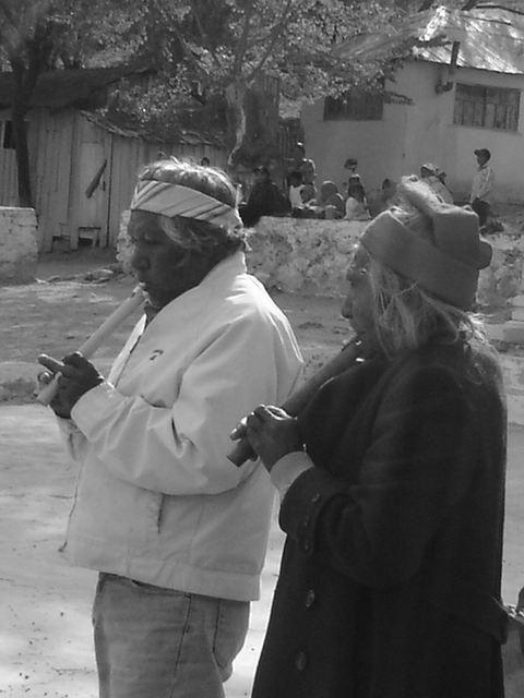 Personas dialogando en contexto comunitario
