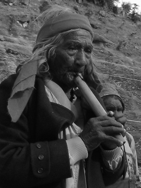 Sabedor comunitario tocando flauta